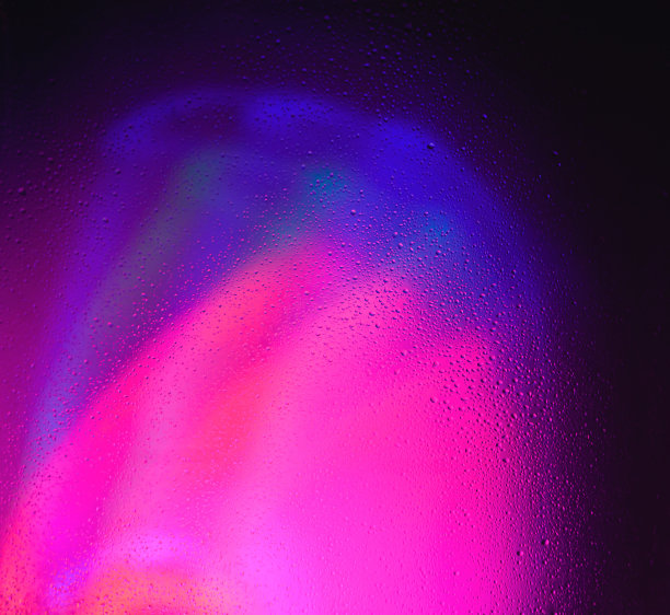 水滴在玻璃上，彩色抽象的背景图片下载