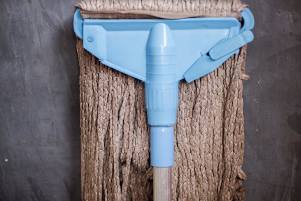 因为使用过而被晒干的拖把图片下载