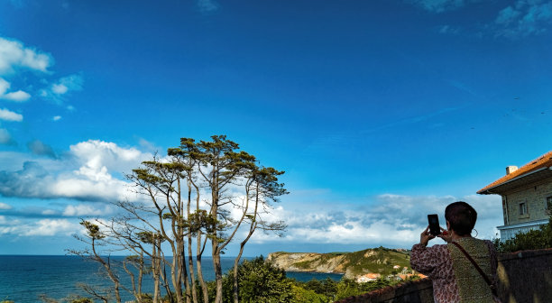 游客在西班牙拍摄奇妙的风景。澳,坎塔布里亚。图片下载
