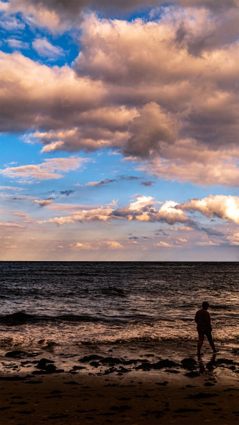 夕阳在海上，一个女人的剪影。图片下载