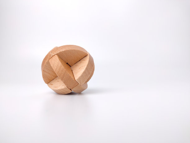 白色背景的木制玩具拼图。图片下载