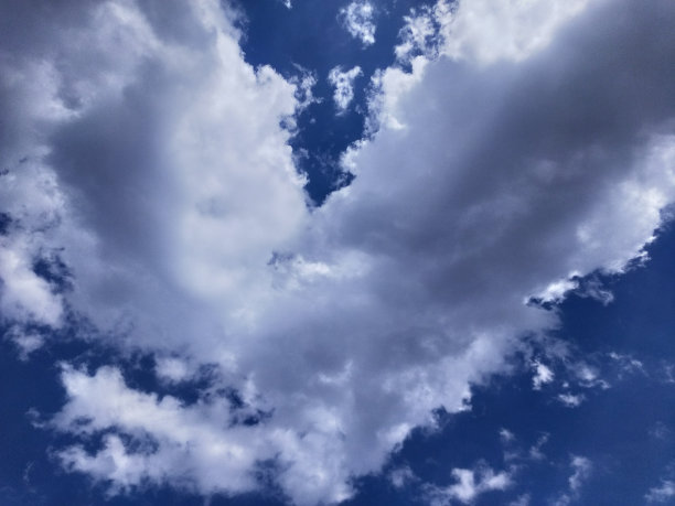 天空中可见的形状的云图片下载