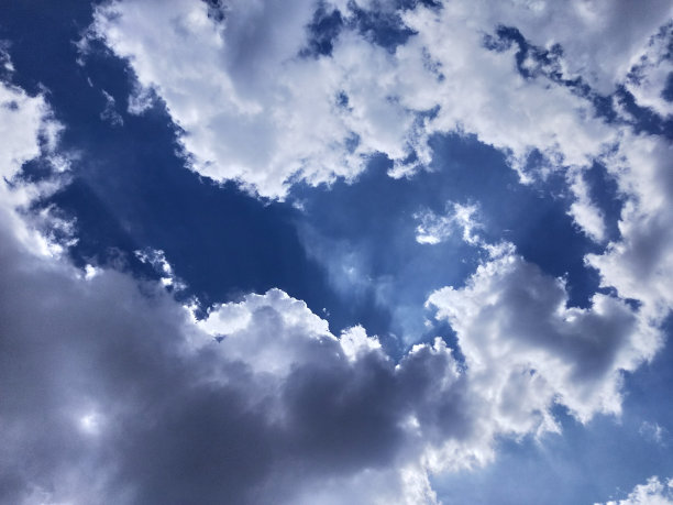 天空中云雾中的戏剧艺术图片下载