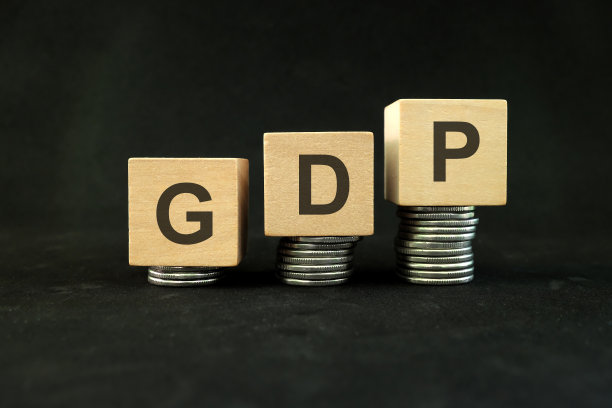 金融危机后的GDP或国内生产总值增长和复苏概念。深黑色背景中的木块。图片下载