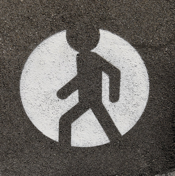 涂在沥青上的行人路标志图片下载