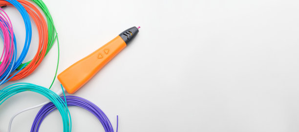 3 d的钢笔。彩色塑料丝丝印花。小朋友用3D笔画圣诞三、心形。艺术品、机器人技术。蒸汽,遏制教育。现代技术。在家学习图片下载