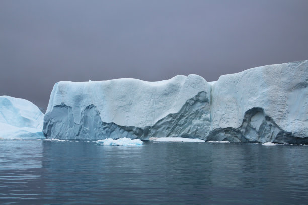 丹麦格陵兰岛迪斯科湾伊卢利萨特冰峡湾的冰山图片下载