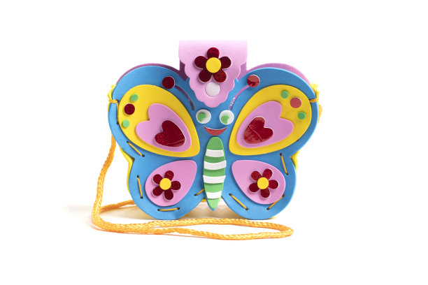 明亮的儿童玩具袋孤立的白色背景。图片下载