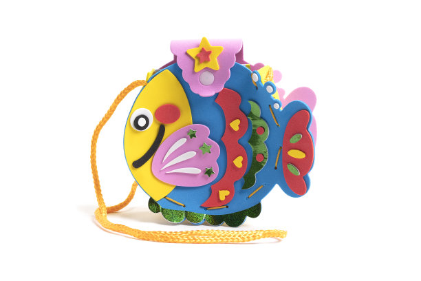 明亮的儿童玩具袋孤立的白色背景。图片下载