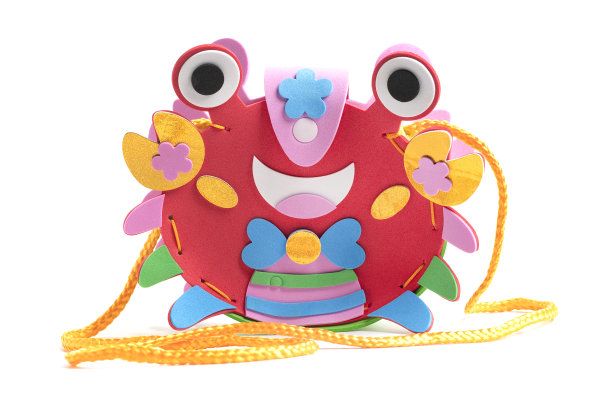 明亮的儿童玩具袋孤立的白色背景。图片下载