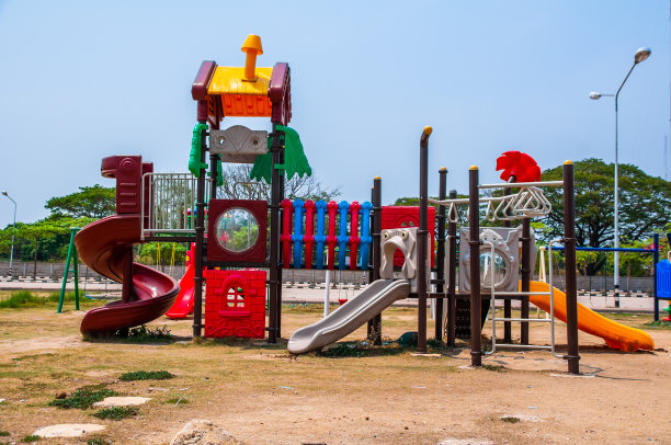 城市公园里的游乐场供孩子们玩耍图片下载