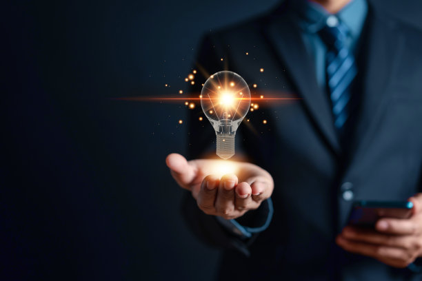 商人手持虚拟灯泡提出新想法。创造性的聪明的想法和创新。伟大的灵感和创新新起点理念。图片下载