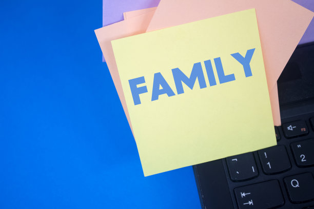 家庭。粘贴在便签纸上的文字。事件，庆祝提醒消息。图片下载