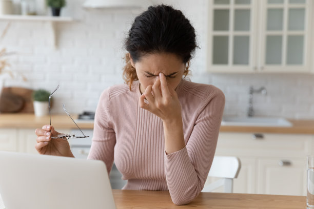 特写疲惫的女人摘下眼镜，感觉眼睛疲劳图片下载