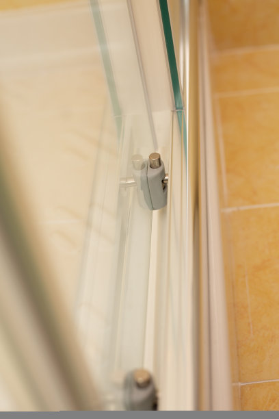 淋浴房的滑动机构。现代浴室内部。近距离图片下载