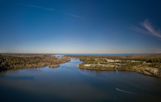 平静清澈的湖面倒映着天空的美丽照片图片下载