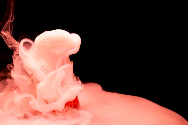 黑色背景下缕缕红色浓烟图片下载