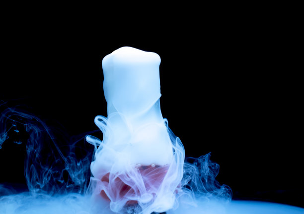 从化学烧瓶中喷出的浓烟图片下载