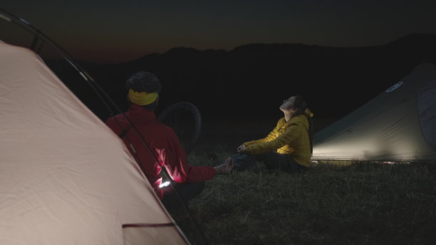 在日落时分带着帐篷在大自然中露营。秋天。图片下载