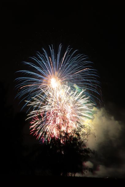 7月4日在夏威夷希洛举行的焰火表演的垂直镜头图片下载