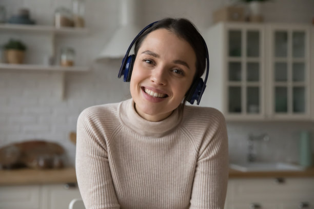 快乐的女孩在无线头电话视频通话画面肖像图片下载