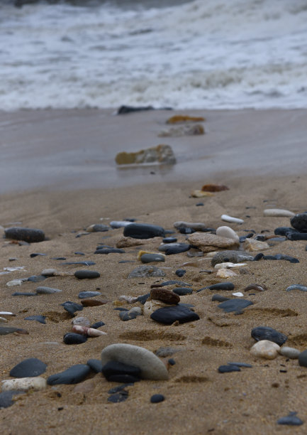 海边五颜六色的石头图片下载
