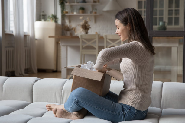 快乐，好奇，不耐烦的购物者打开纸盒与购买图片下载