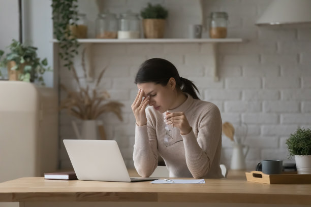 沮丧疲惫的笔记本电脑用户女性感到过度劳累，筋疲力尽图片下载