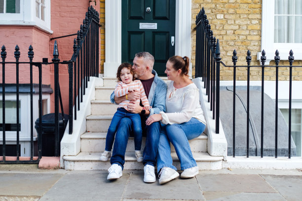 一家人坐在前廊楼梯上的偷拍照片图片下载