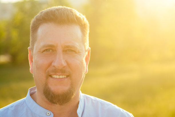 一个英俊的大胡子男人的肖像，露齿微笑图片下载