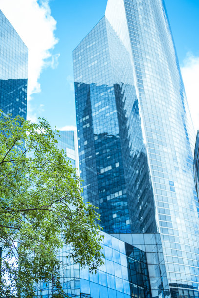 在一个阳光明媚的日子里，从下面看摩天大楼。图片下载