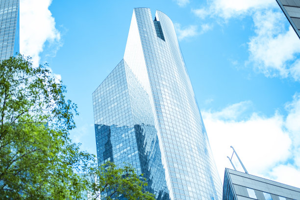 在一个阳光明媚的日子里，从下面看公司大楼。图片下载