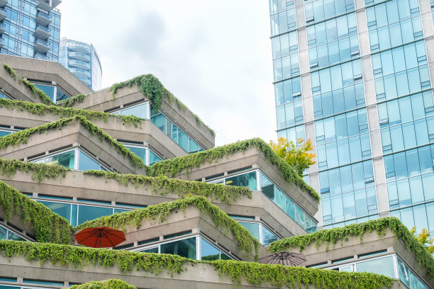 绿色城市，位于市中心的阶梯办公大楼图片下载