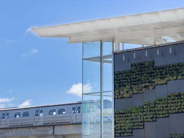 公共轻轨抵达车站，设有植物墙图片下载