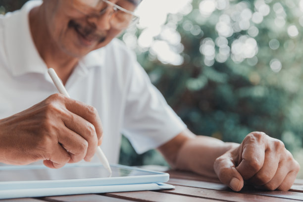 手在平板电脑上写字，画画，设计。图片下载