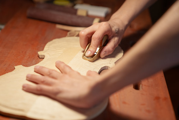 人类手工制作乐器特写：制琴师图片下载