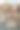 用老式筛子筛鹰嘴豆的人。图片下载
