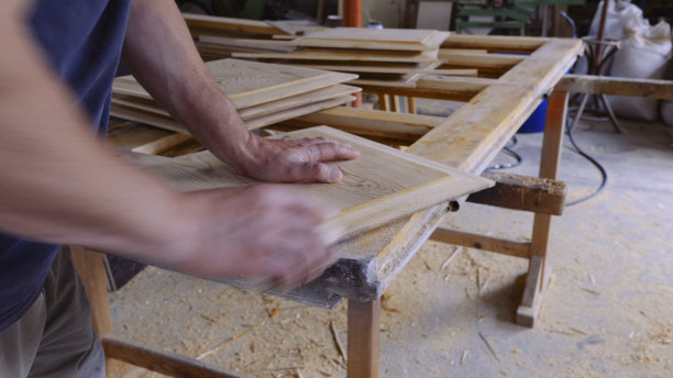 在行动。在车间工作的木匠。图片下载