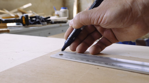 在行动。在车间工作的木匠。图片下载