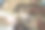 用老式筛子筛鹰嘴豆的人。图片下载