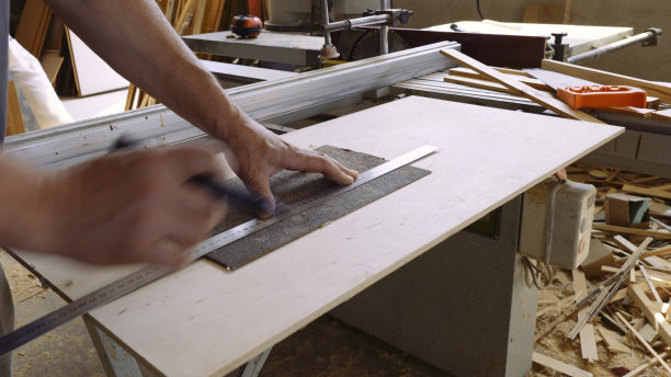 在行动。在车间工作的木匠。图片下载