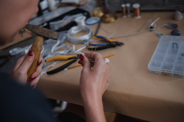 用银丝和水晶DIY一条项链图片下载