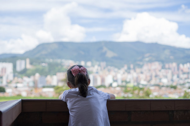 女孩微笑着享受美好的一天图片下载