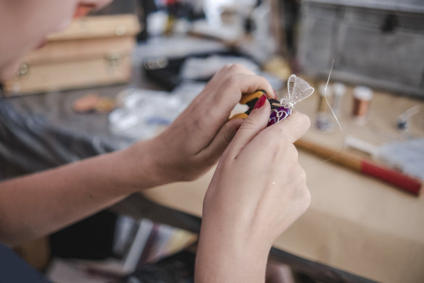 用银丝和水晶DIY一条项链图片下载