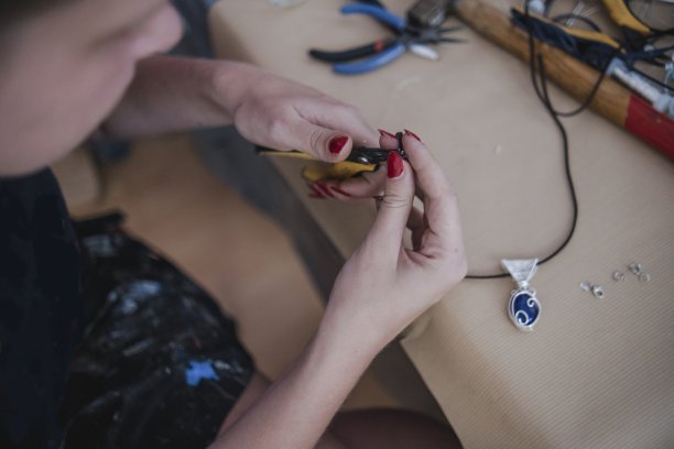 用银丝和水晶DIY一条项链图片下载