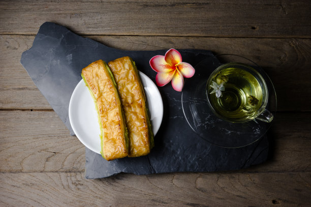 木底菊茶蛋奶面包图片下载