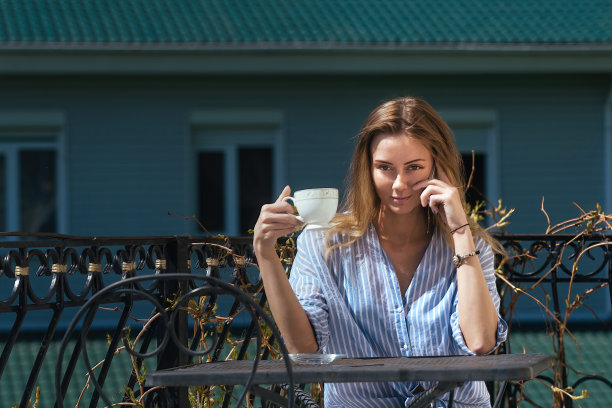 人们在阳台上吃早餐图片下载