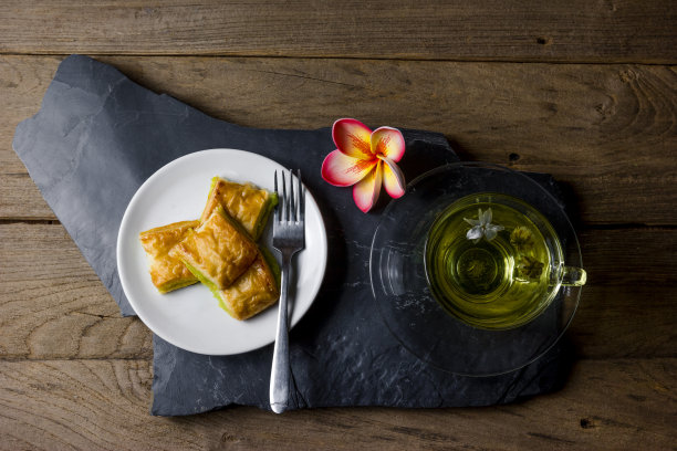 木底菊茶蛋奶面包图片下载