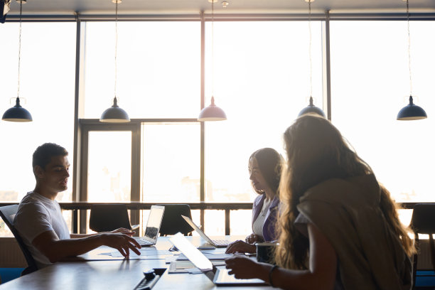 一名男子在与同事交谈时做手势图片下载