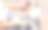 笔记本电脑白色屏幕和咖啡杯在男性手中。复制空间，选择性聚焦图片下载